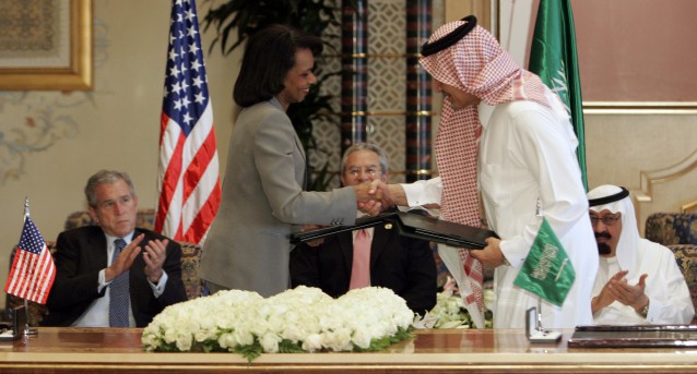michell obamah shakes hands with Saudi Muslim